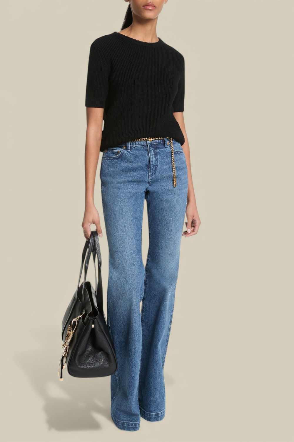 תמונת כל הלוק של מכנסי ג'ינס מתרחבים עם חגורת שרשרת